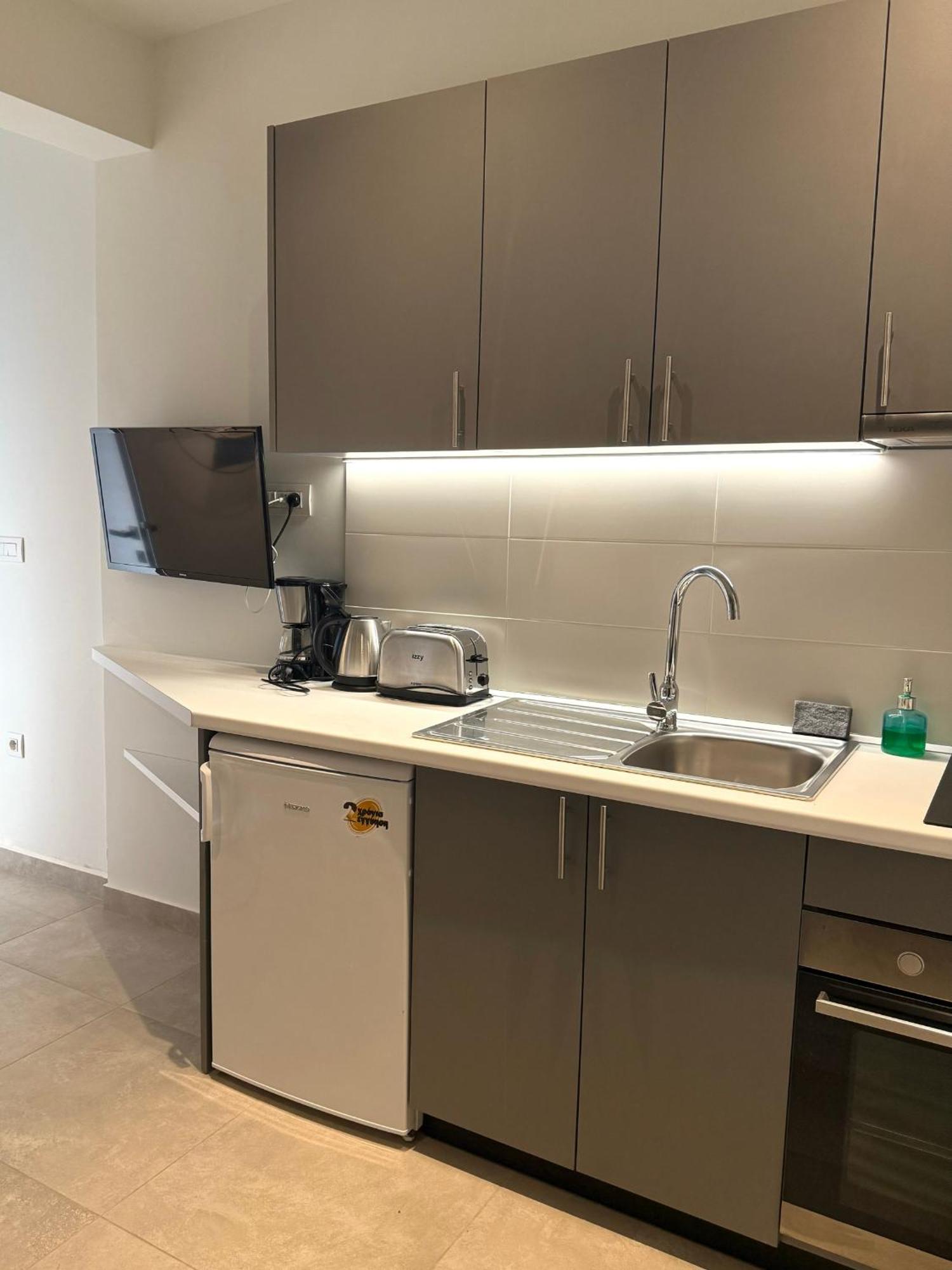 Kipos Suites & Apartments (Adults Only) غينادي الغرفة الصورة